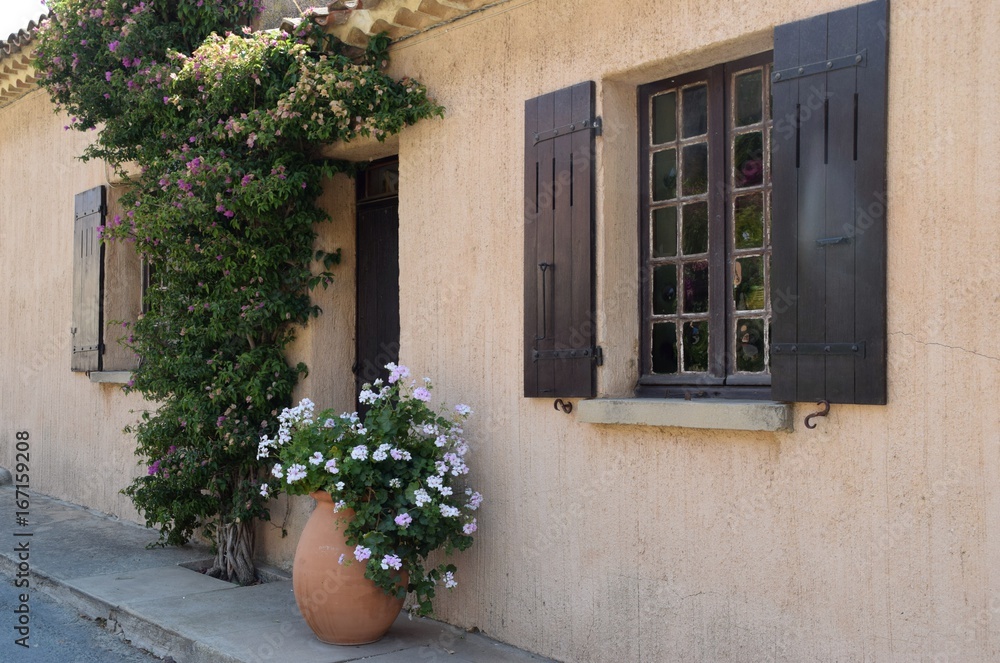 Obraz na płótnie finestra di una casa in stile provenzale sull'isola di Porquerolles in Francia w salonie
