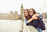 Fototapeta Londyn - Two teenage girls on Big Ben background