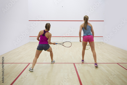  Fototapeta Squash   kobiety-w-ruchu-na-korcie-do-squasha
