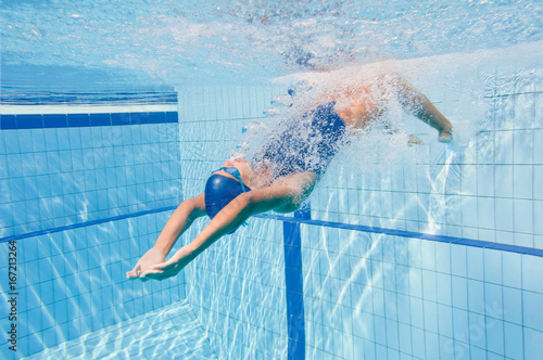 Zdjęcie XXL Pływanie w stylu grzbietowym zaczyna się