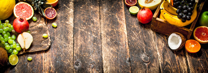 Various ripe fruits in a wooden box.