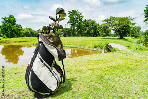 Plakat Rozstawione kije golfowe na pięknym polu golfowym