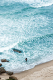 Fototapeta Niebo - Brandung und Wellen mit Surfer