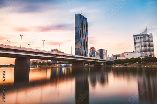 Fototapeta na szkło Panoramę Wiednia na Dunaju