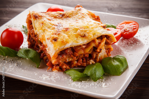 Fototapeta na szkło Lasagna na drewnianym tle