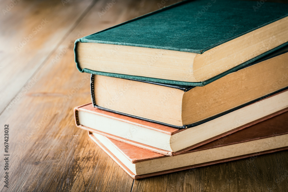 積み重なった古い本