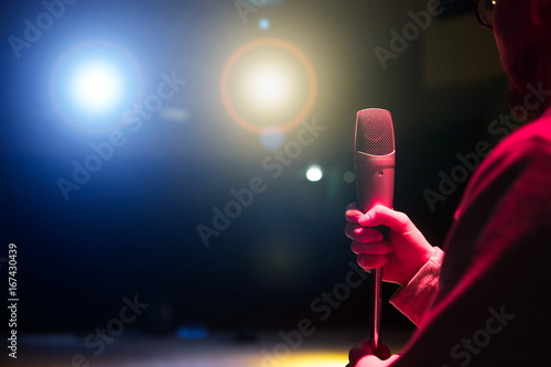 Plakat Piosenkarz trzyma mikrofon i śpiewa