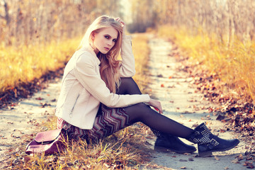 Wall Mural - Fashion portrait of young woman outdoor in autumn.