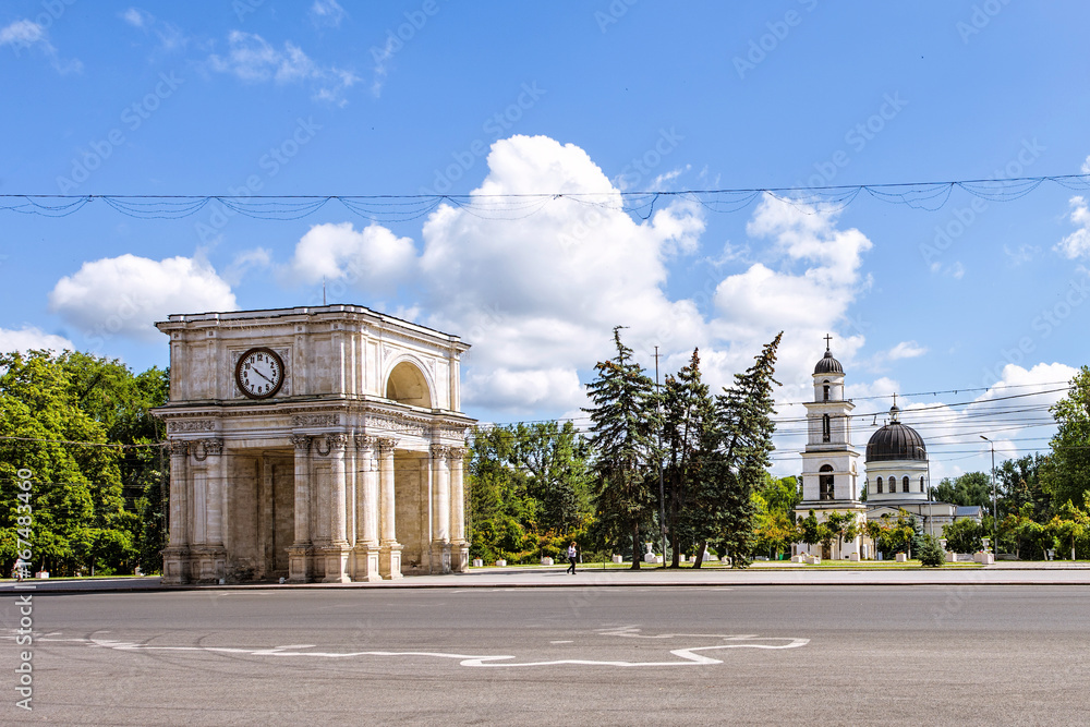Obraz na płótnie Arch of triumph, stefan cel mare street in the chisinau downtown, blue sky and clouds, national square w salonie
