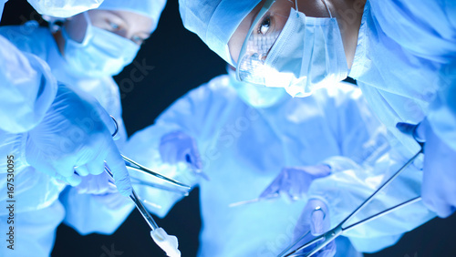 Fotomural Team surgeon at work on operating in hospital