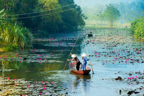 Fotografía Yen stream on the way to Huong pagoda in autumn, Hanoi, Vietnam