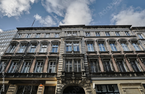 Zdjęcie XXL Fasada secesyjnej kamienicy obok modernistycznego budynku w Poznaniu.
