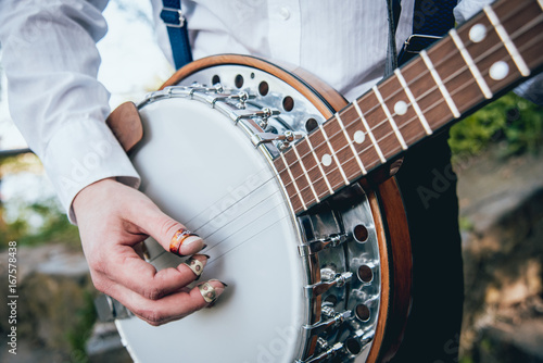 Fotomural View of musician playing banjo at the street