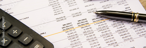 Fotografía financial budget statement read and check the number for analysis invest stock