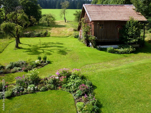 Schöner Garten mit frisch gemähtem Rasen auf einem Bauernhof im Sommer