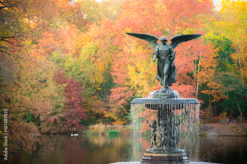 Fotomural Bethesda Fountain in fall foliage Central Park, New York City