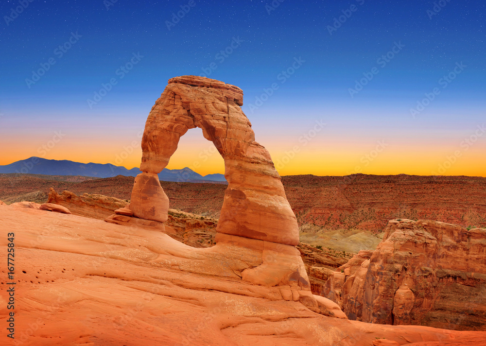 Delicate Arch in Arches National Park, Utah, U.S.A. - obrazy, fototapety, plakaty 