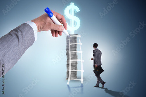 Businessman In Front Of Money Ladder Kaufen Sie Dieses - 