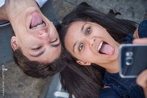 Fotografie, Obraz frère et soeur faisant un selfie en extérieur