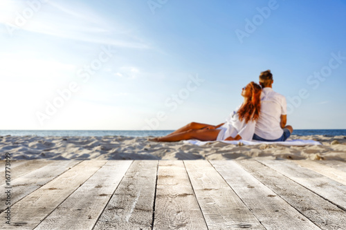 Zdjęcie XXL przestrzeń biurkowa i kochankowie na plaży