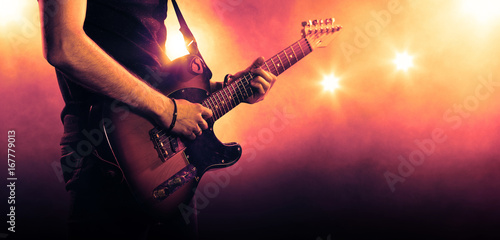 hand of a guitar player playing a guitar Tablou Canvas