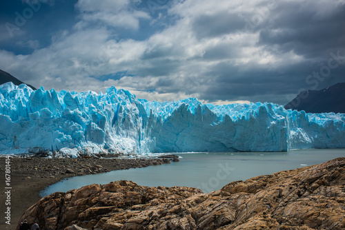 Fotografia  A huge blue glacier near the bay. Shevelev.