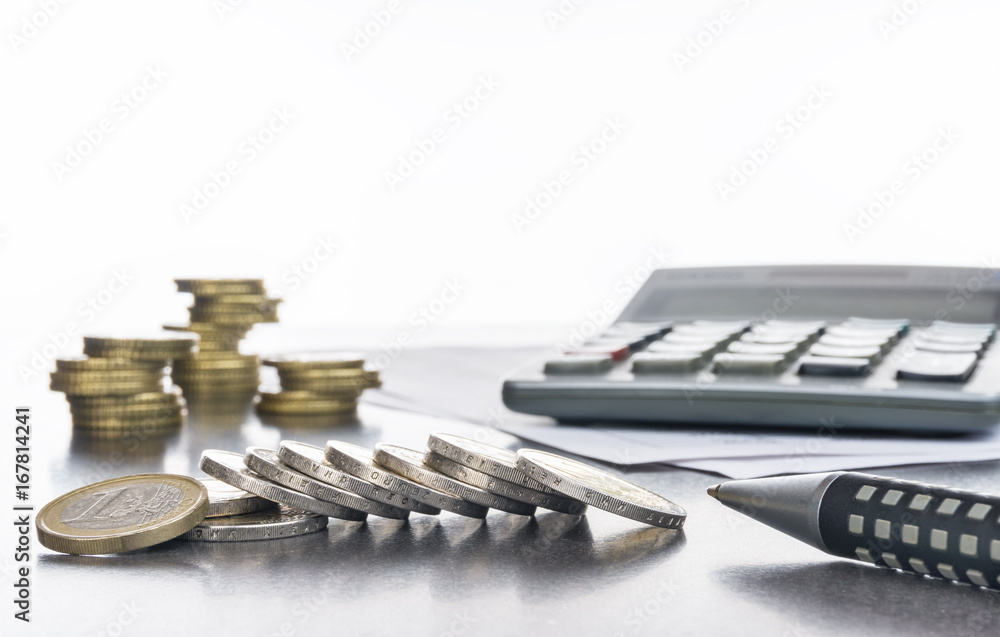 Finanzen, Euro Münzstapel, Kugelschreiber, Tabellen,  und Taschenrechner, Hintergrund
