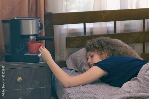 Fotografía A girl who can not wake up in the morning without a cup of coffee
