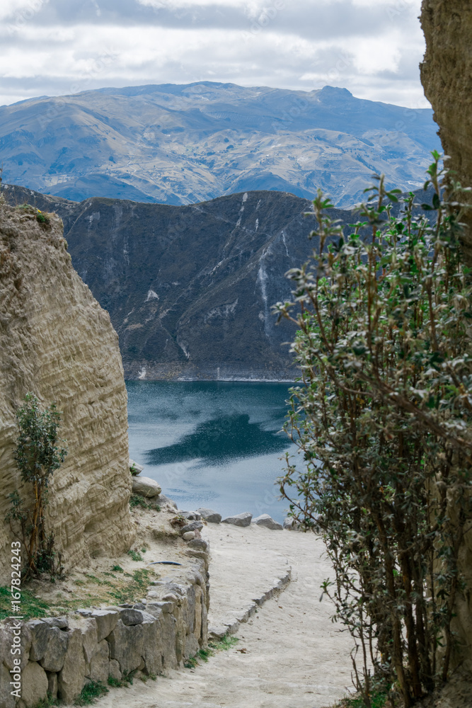 Sendero que conduce a un lago entre las montañas Stock Photo | Adobe Stock