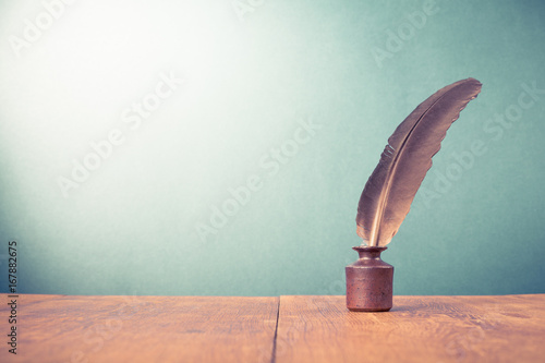 Fotomural Vintage old quill pen with inkwell on wooden table