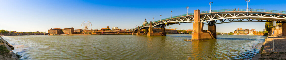 Wall Mural - Panoramique de la Garonne à Toulouse, Occitanie en France