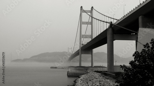 Fototapeta most we mgle  czarno-bialy-most-we-mgle-z-perspektywa-nowoczesnej-architektury