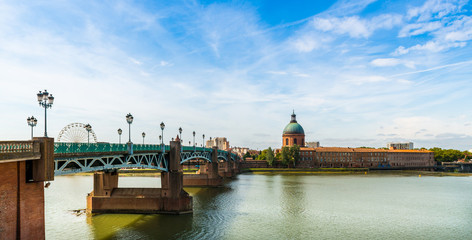 Wall Mural - Panoramique de la Garonne à Toulouse, Occitanie en France