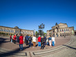 Dresdner Theaterplatz mit Touristen