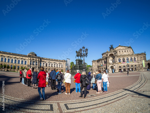 Fotomural Dresdner Theaterplatz mit Touristen