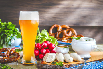 Poster - Oktoberfest Mahlzeit Weissbier und traditioneles Essen.