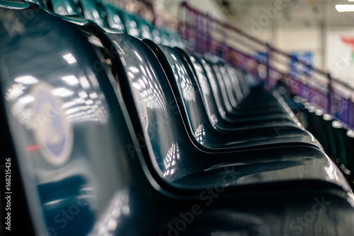 Fototapeta na szkło Plastikowe siedzisko dla kibiców stadionu hokejowego