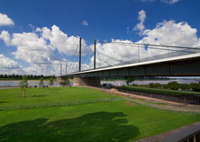     Die Nördliche Theodor-Heuss-Brücke In Düsseldorf 