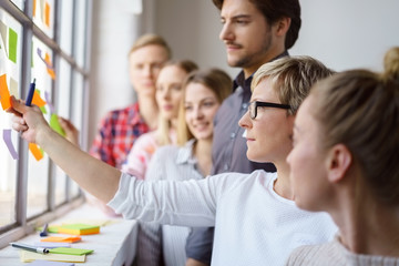 Sticker - team erarbeitet ideen und klebt zettel an ein fenster