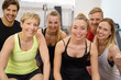 © contrastwerkstatt - motivierte gruppe trainiert im fitness-studio