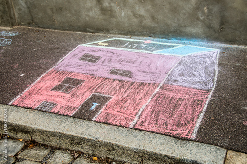 Ein Von Kindern Mit Strassenkreide Gemaltes Haus Buy This Stock