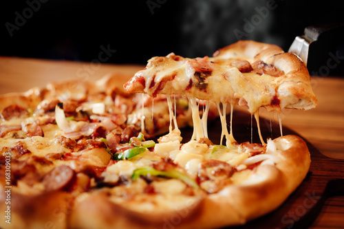 Fotomural Hot pizza cheese crust seafood topping sauce vegetables delicious fast food