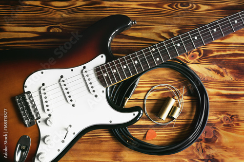 gitara-elektryczna-i-akcesoria-na-drewnianym-stole