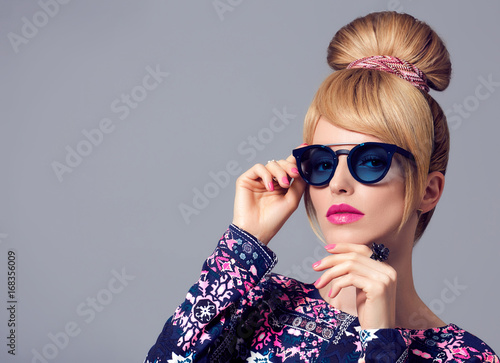 Fashion Model Sexy Girl Portrait Blond In Glamour Sunglasses