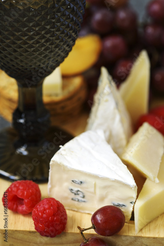 Cuadros en Lienzo Queso, creckers y frutas sobre fondo de madera