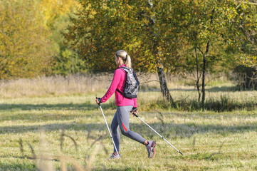 Wall Mural - junge Frau bei einer Walking-Session in herbstlicher Natur