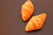 Croissant auf schwarzem Hintergrund