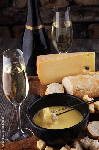 Cuadros en Lienzo Gourmet cena de fondue suiza en una noche de invierno con ch