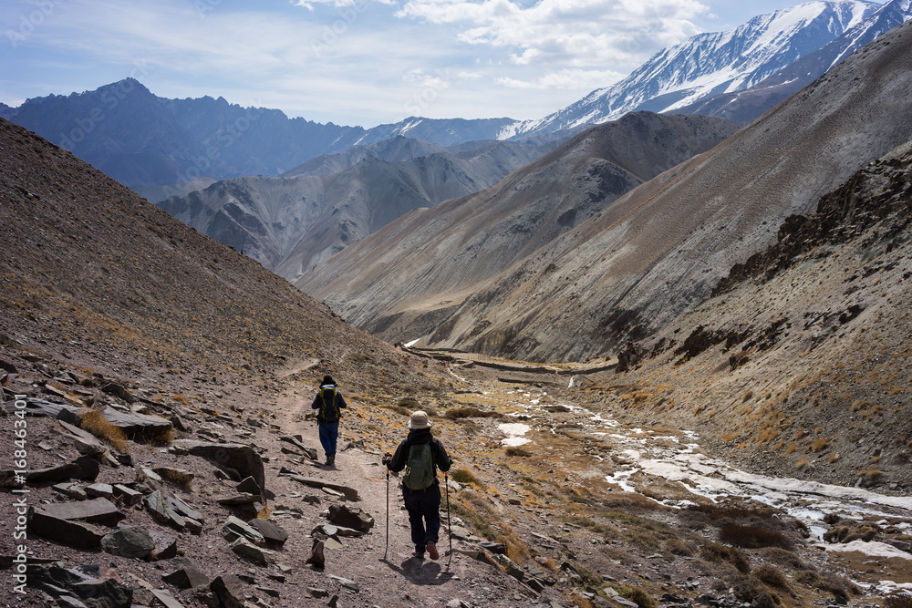 A man and a woman trekking on Markha valley trekking route - Leh Ladakh - India - obrazy, fototapety, plakaty 