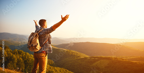 Foto Male tourist on top of mountain in fog in autumn
